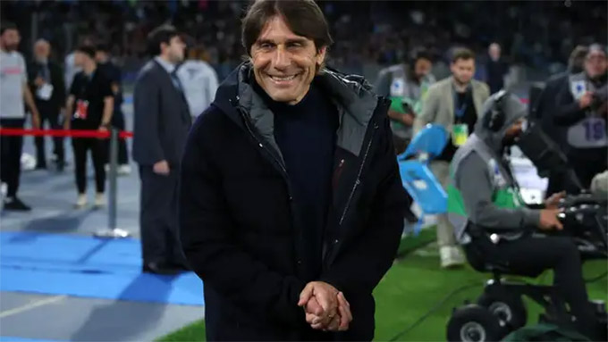 Conte dựa vào hàng thủ để đưa các đội bóng của mình lên ngôi đầu bảng