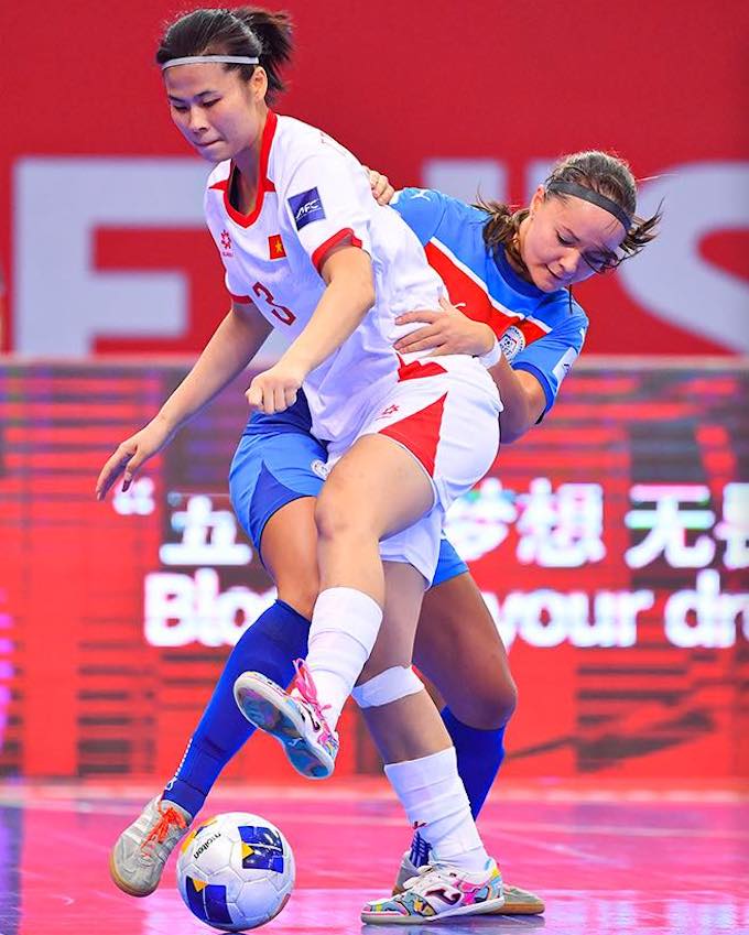 Thu Xuân tranh bóng cùng đối thủ. Ảnh: VFF